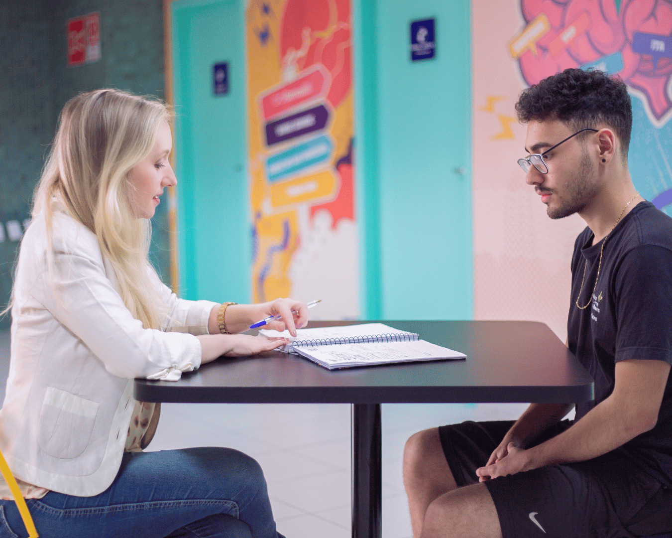 Psicóloga especializada em adolescentes realizando sessão de autoconhecimento e escuta ativa